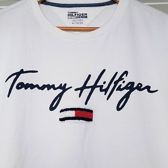Tommy Hilfiger Men's T- Shirt - Picture 4 of 5